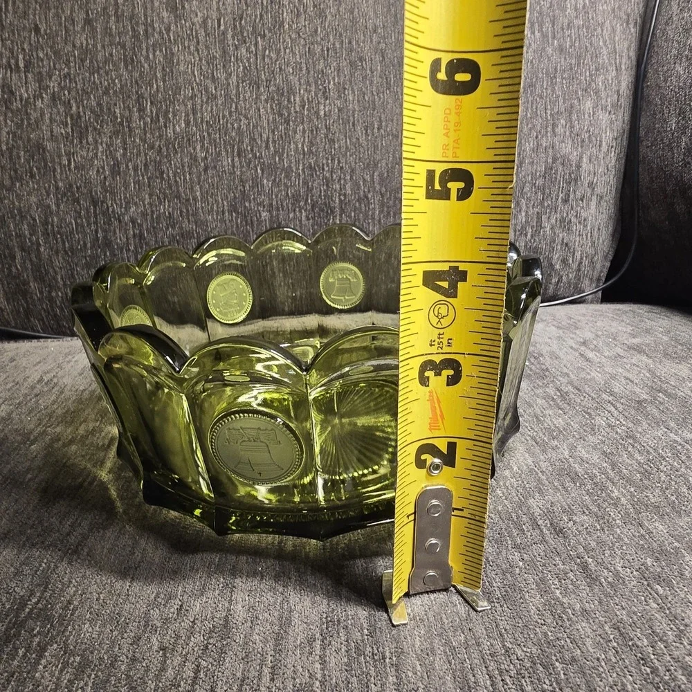 Fostoria Coin Glass Olive Green Scalloped Fruit Bowl Frosted‎ Liberty Bell Eagle